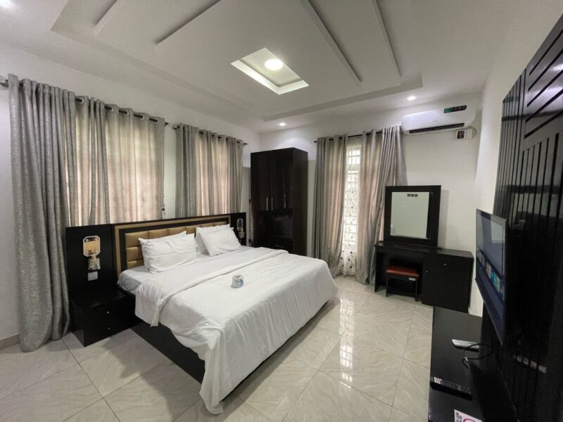Driftwood Stylish 3-Bedroom Apartment in Prime Ikeja
